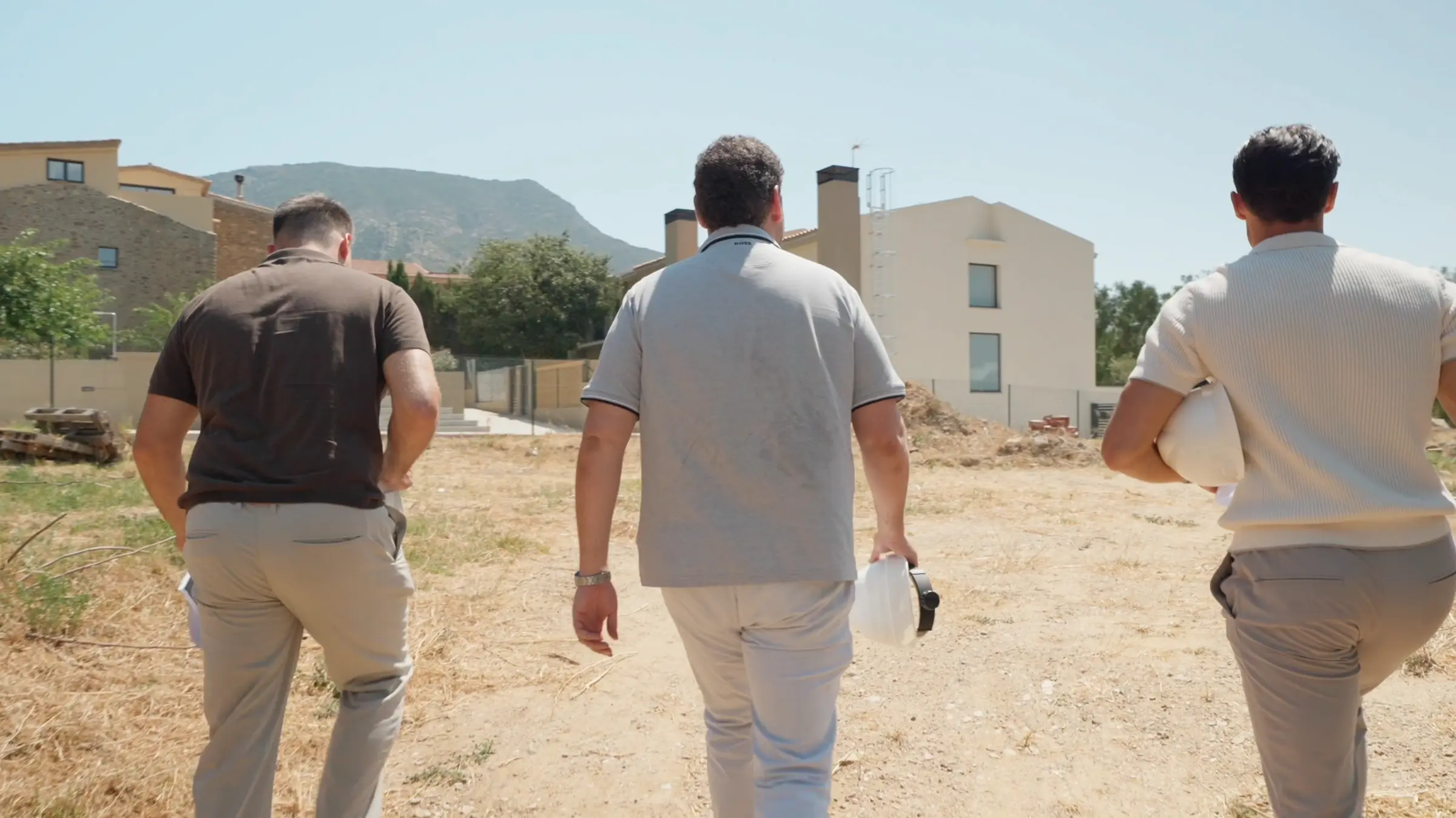 Los socios de Prime Nordisk caminando por un solar