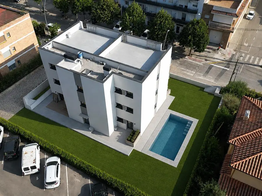 Después: El edificio terminado, con la piscina y los jardines, agosto de 2026