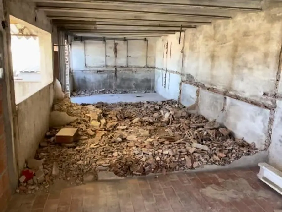 Antes: El edificio por dentro cuando lo compramos: vigas de madera y escombros